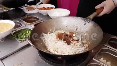 亚洲街美食：厨师烹饪泰国菜